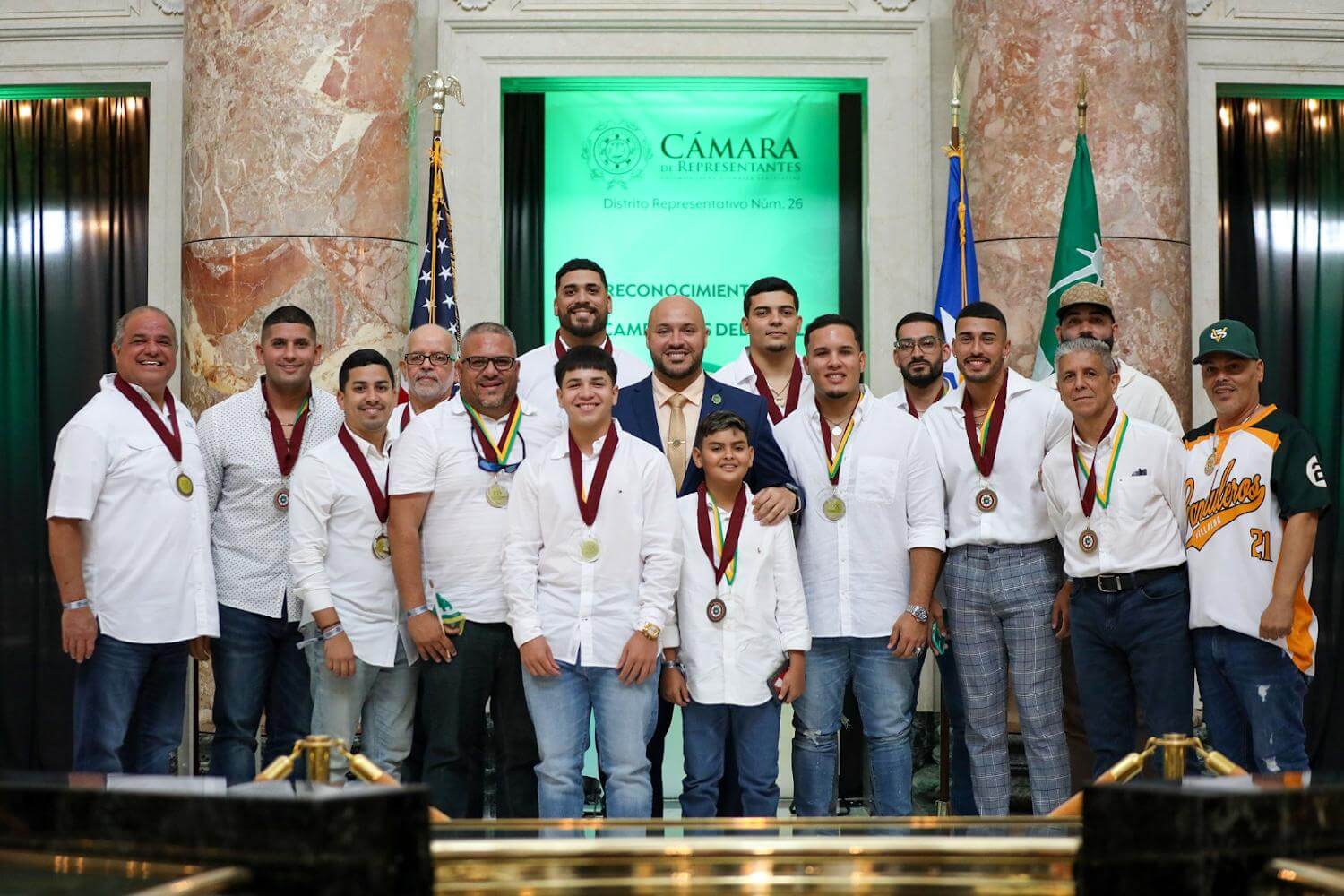 Representante Jesús Hernández Arroyo reconoce a los Ganduleros de Villalba tras revalidar como campeones de la Coliceba